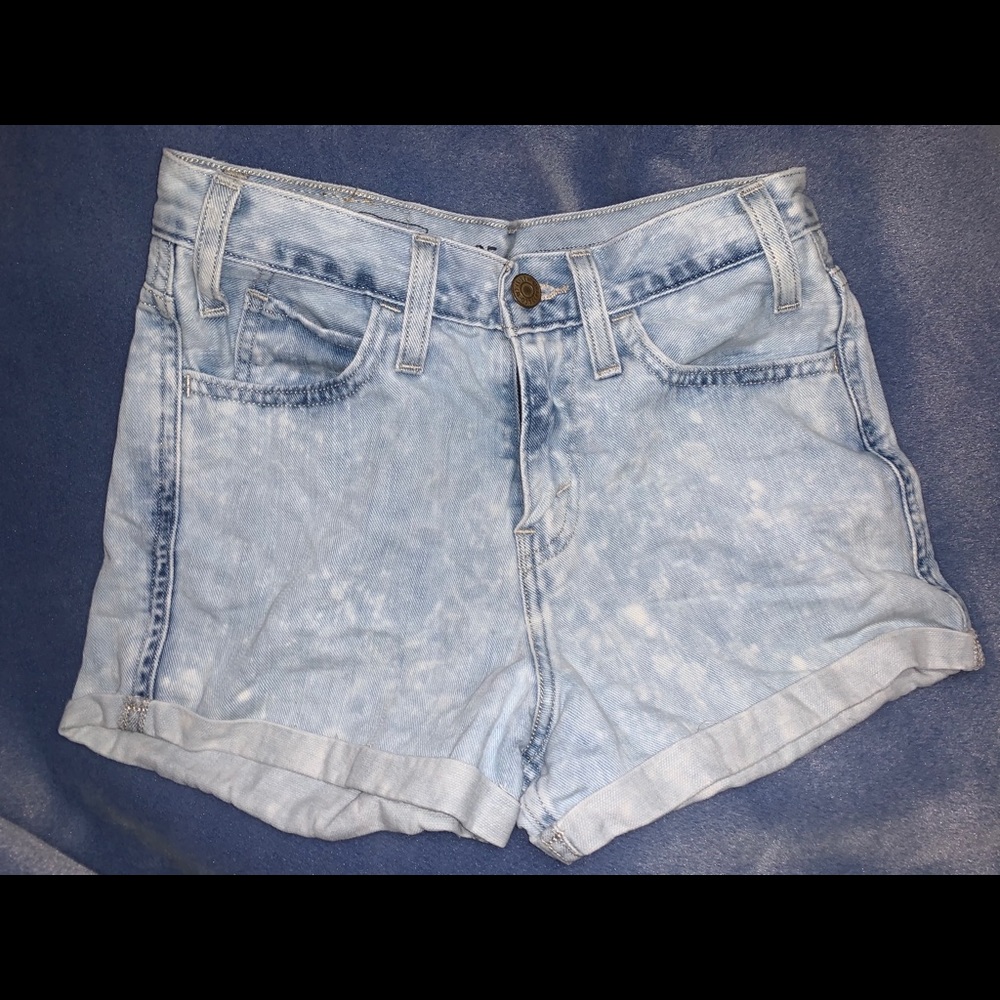 Levi’s white wash shorts - size 25
